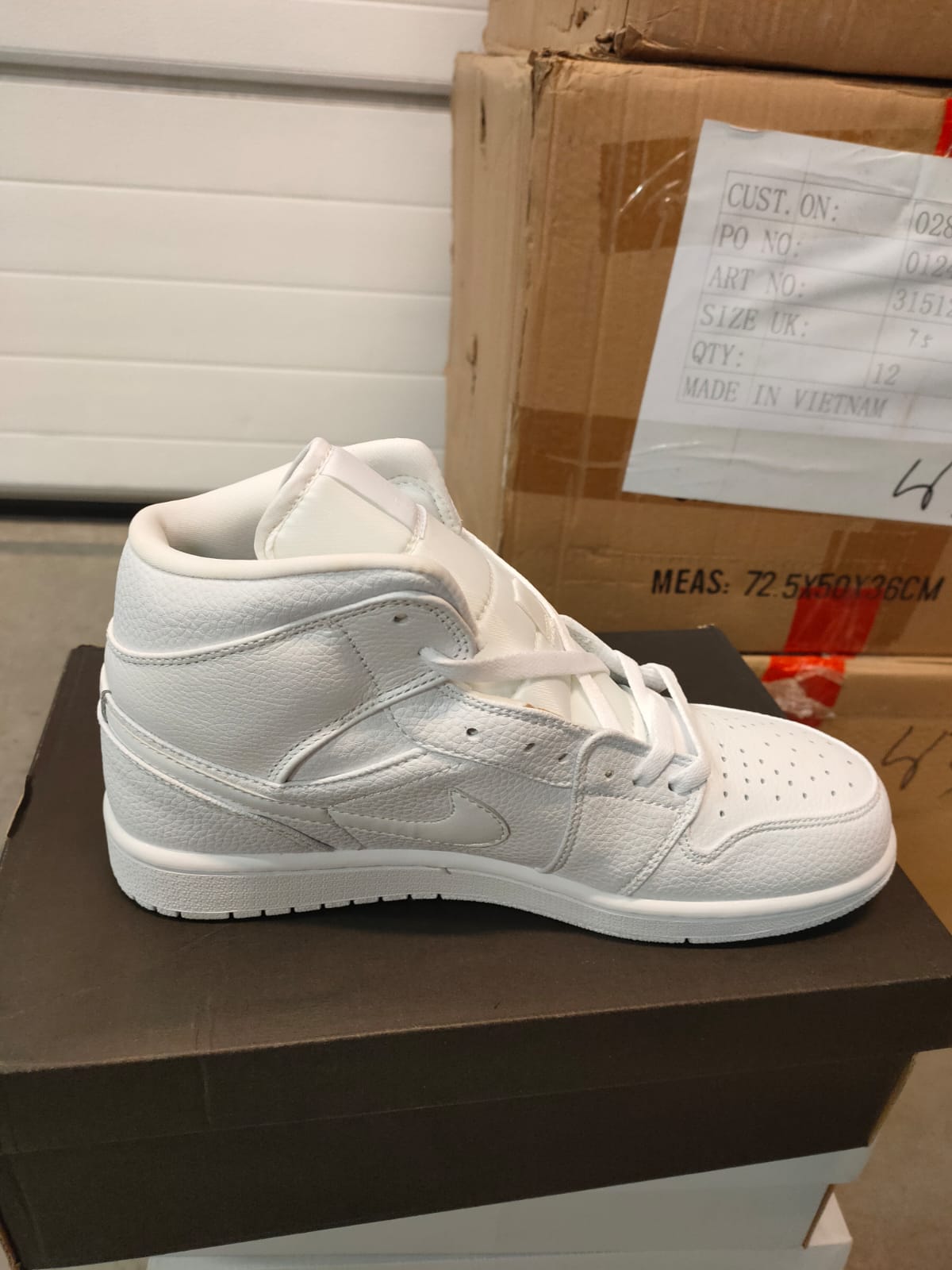 پکیج کفش51 جفتی از برندAIR JORDAN 1 MID - و49 جفت از برند AIR FORCE 1 MID 07