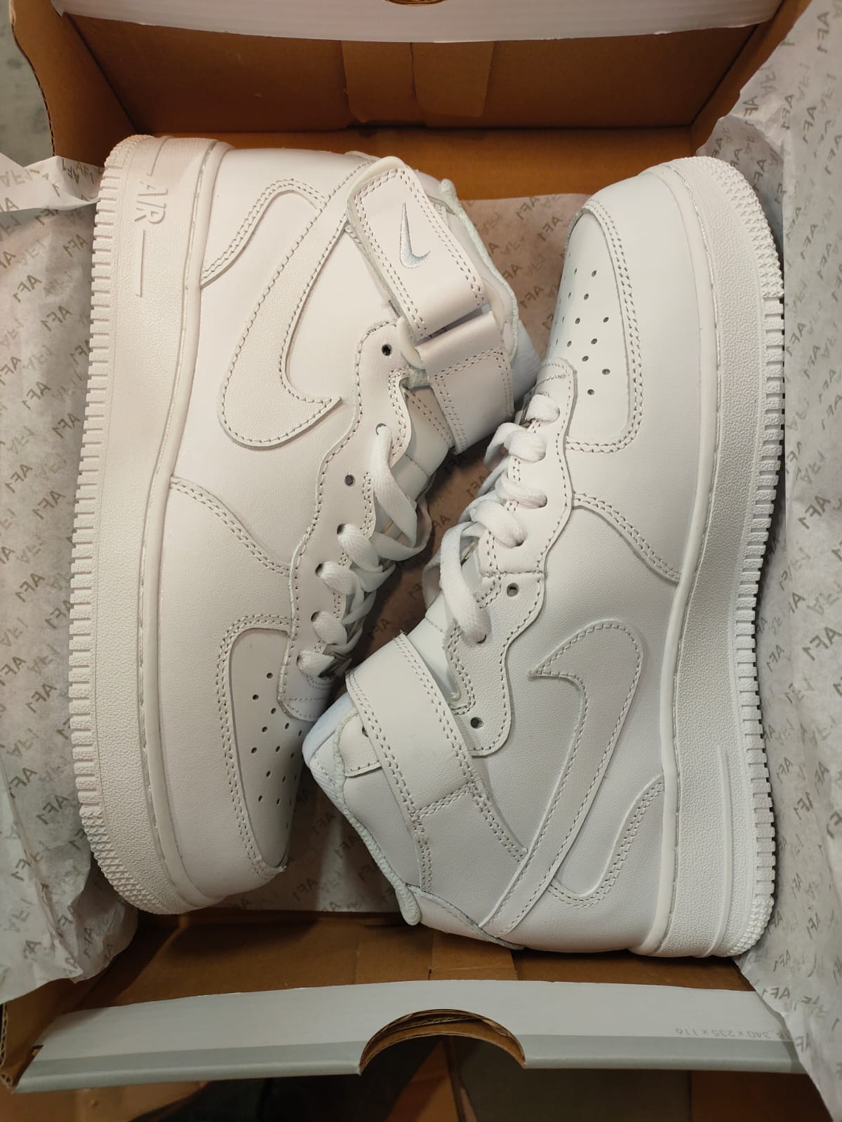 پکیج کفش51 جفتی از برندAIR JORDAN 1 MID - و49 جفت از برند AIR FORCE 1 MID 07