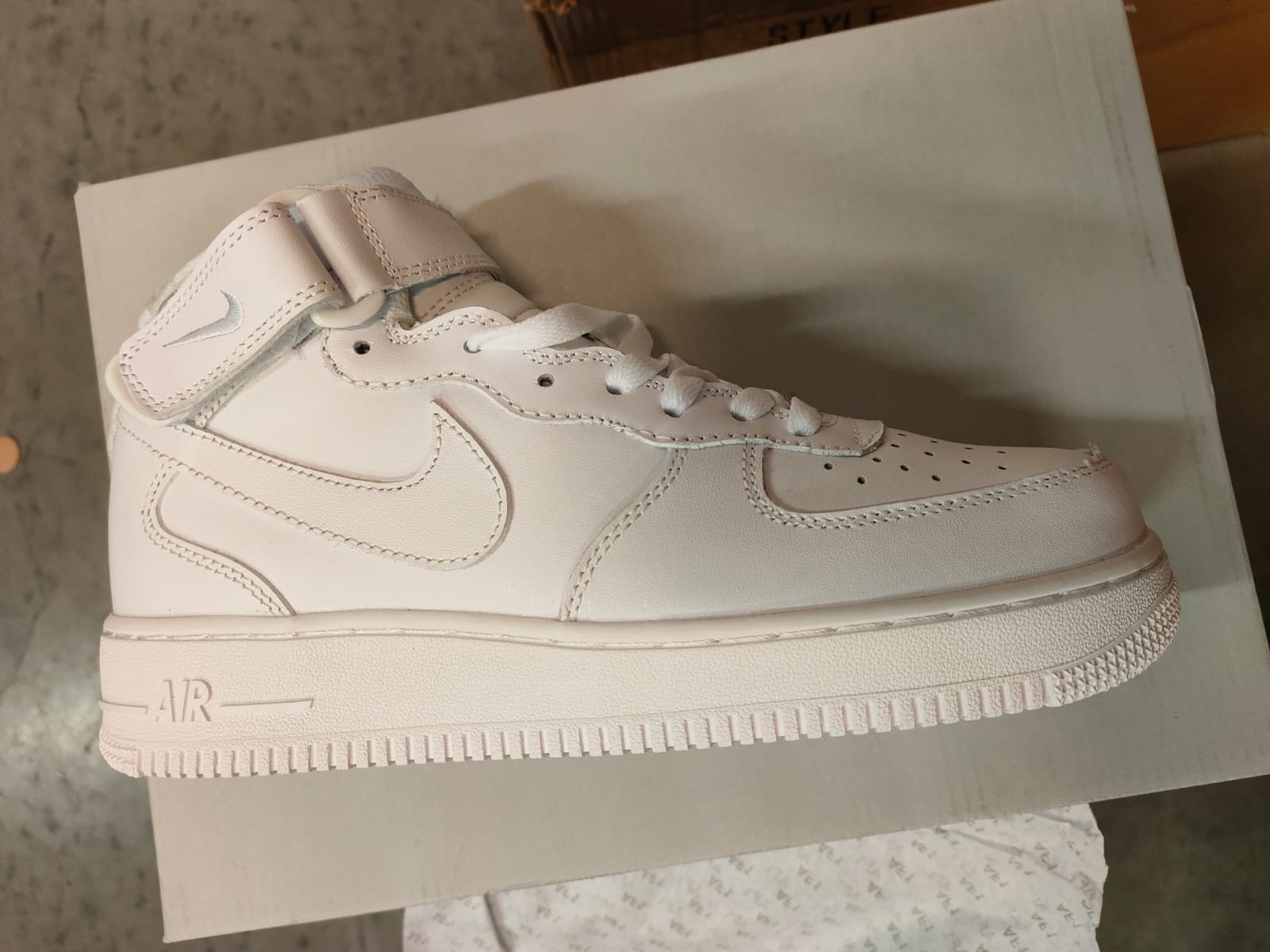 پکیج کفش51 جفتی از برندAIR JORDAN 1 MID - و49 جفت از برند AIR FORCE 1 MID 07