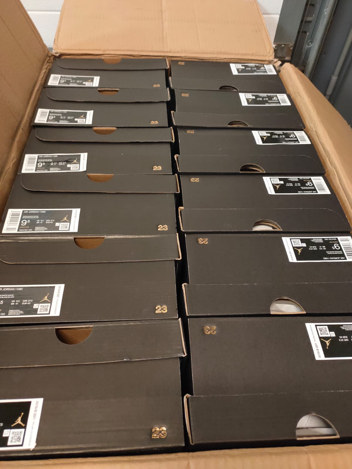پکیج کفش51 جفتی از برندAIR JORDAN 1 MID - و49 جفت از برند AIR FORCE 1 MID 07