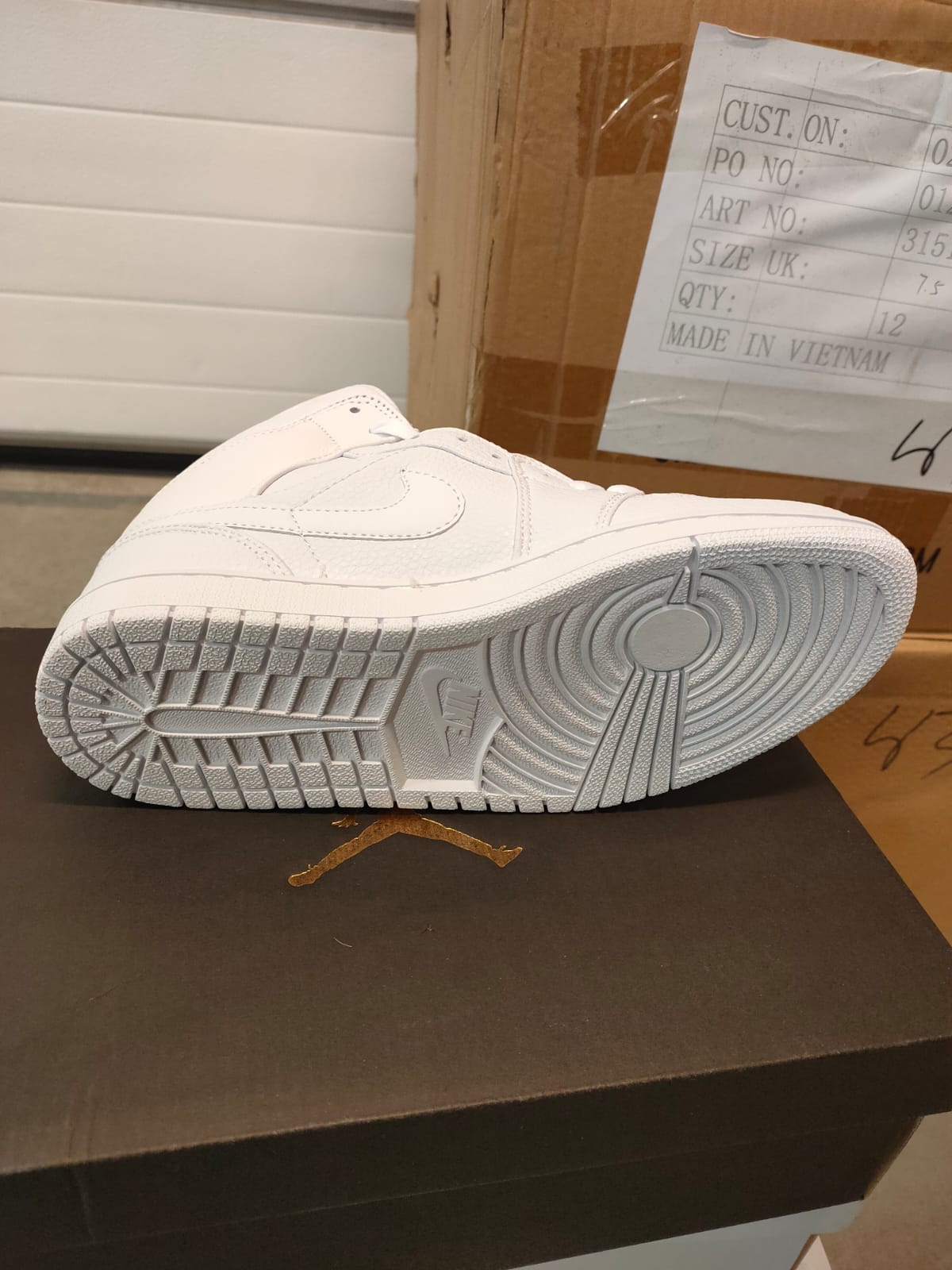 پکیج کفش51 جفتی از برندAIR JORDAN 1 MID - و49 جفت از برند AIR FORCE 1 MID 07