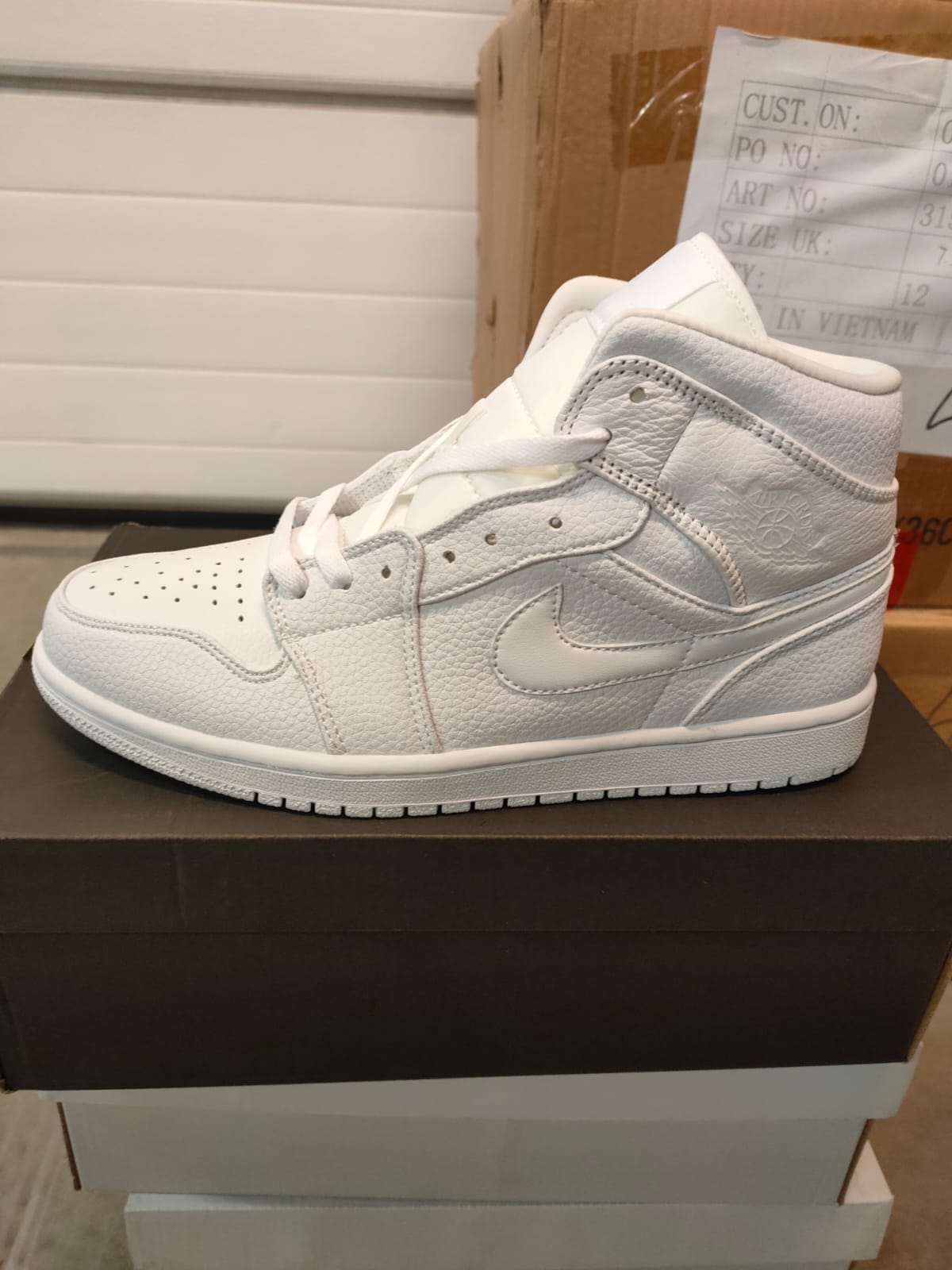 پکیج کفش51 جفتی از برندAIR JORDAN 1 MID - و49 جفت از برند AIR FORCE 1 MID 07